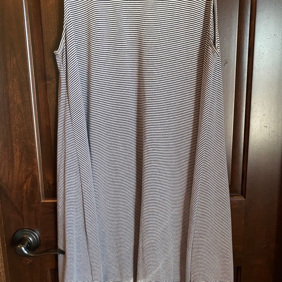 Boutique brand white and navy microstripe dress - Picture 3 of 9